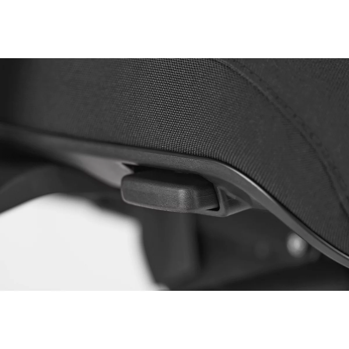 Silla de oficina WIKI, con reposabrazos, respaldo de malla, estructura de aluminio pulido, color negro