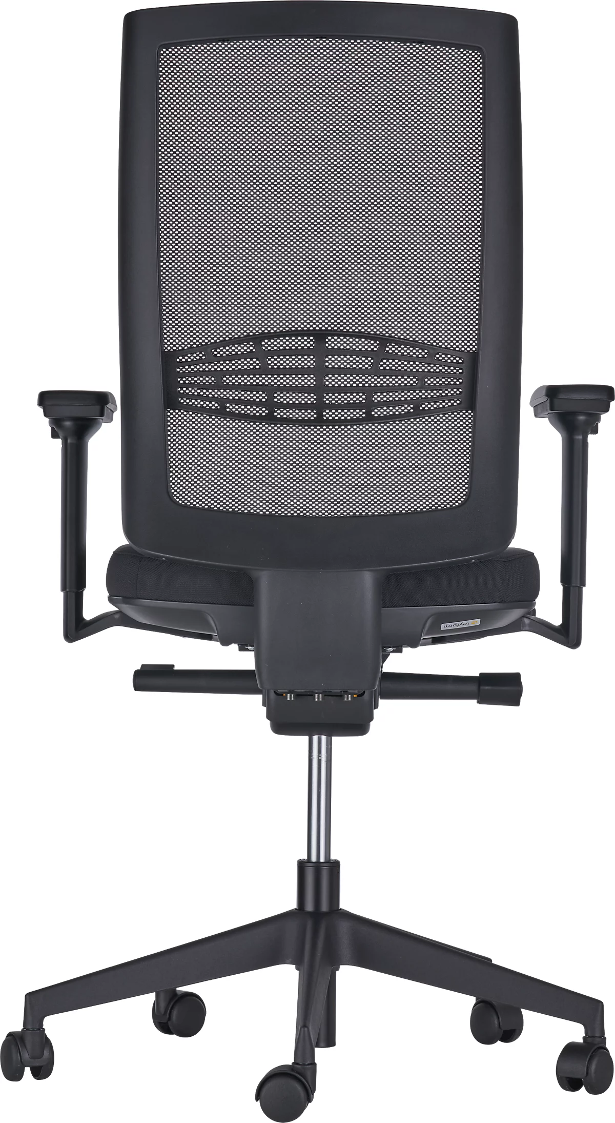 Silla de oficina negra con respaldo de malla, reposabrazos y ruedas. El respaldo y el asiento son negros. La silla está sobre un fondo blanco.