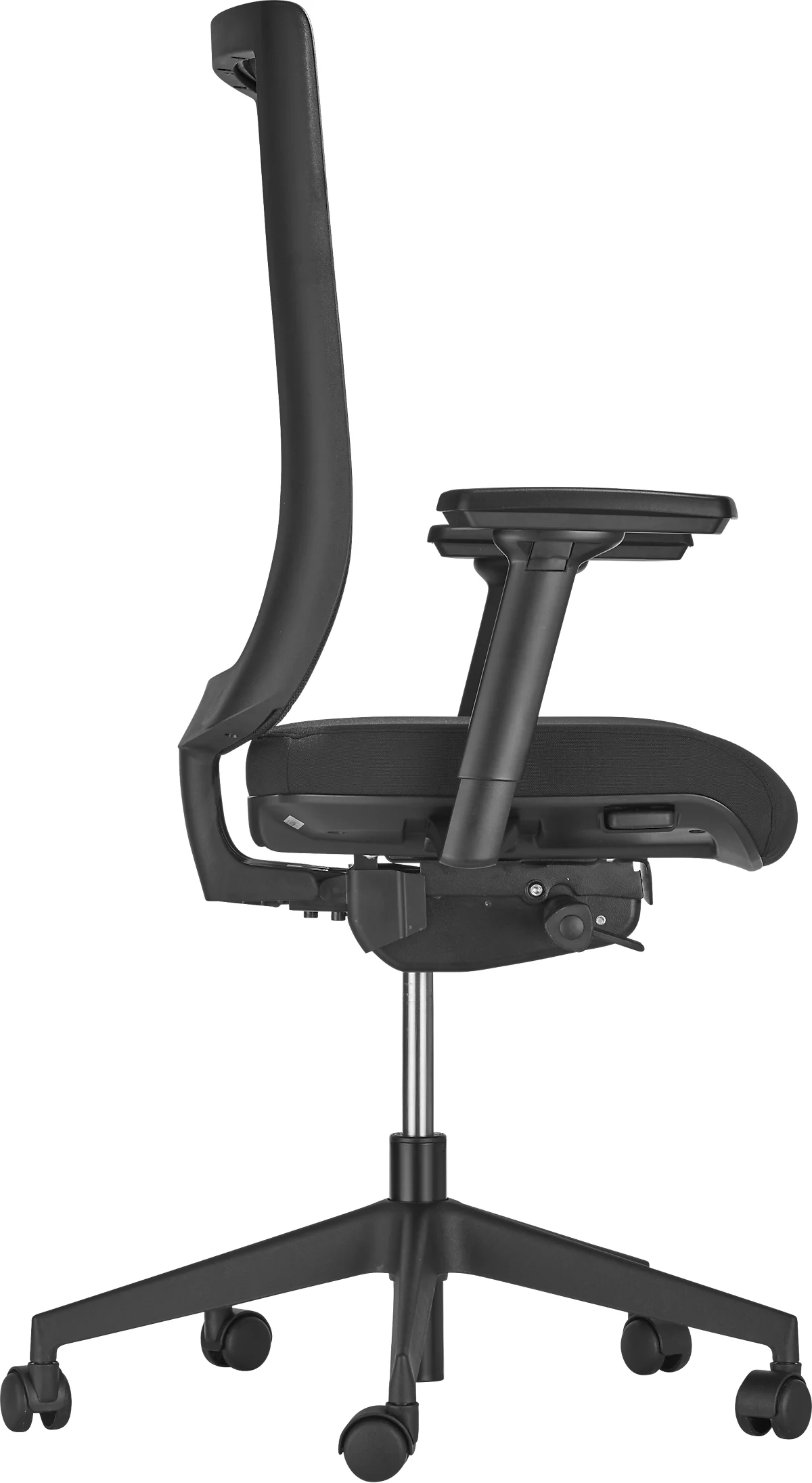 Silla de oficina negra, vista lateral. Respaldo alto, reposabrazos, sobre una base con ruedas.