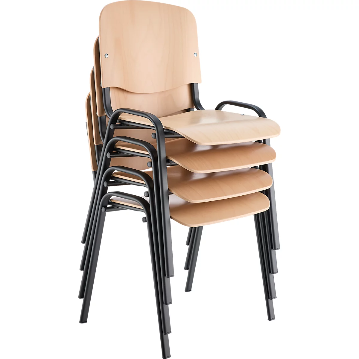 Sillas apiladas con respaldos de madera y marcos negros. Las sillas son de color marrón claro y parecen ser de madera.