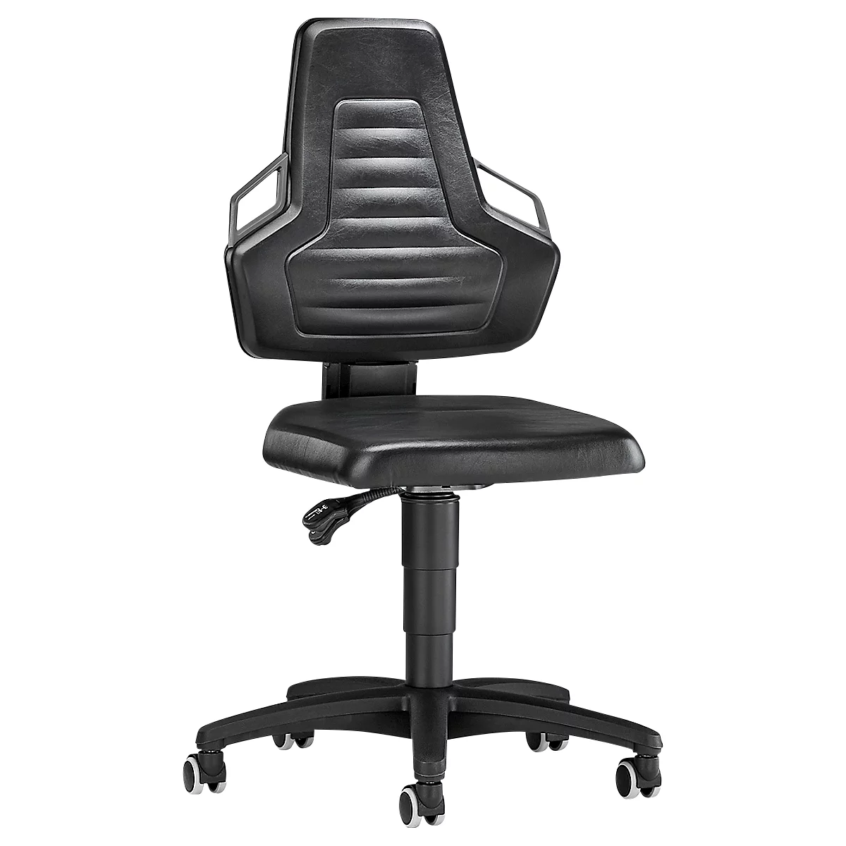 Silla de oficina negra con respaldo y reposabrazos. Se apoya sobre ruedas.