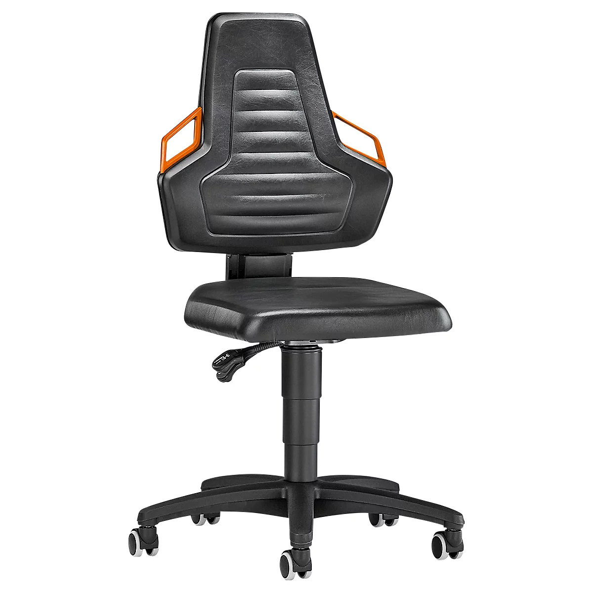 Silla de oficina negra, con reposabrazos naranjas. Cinco ruedas en la base. Altura del asiento ajustable.