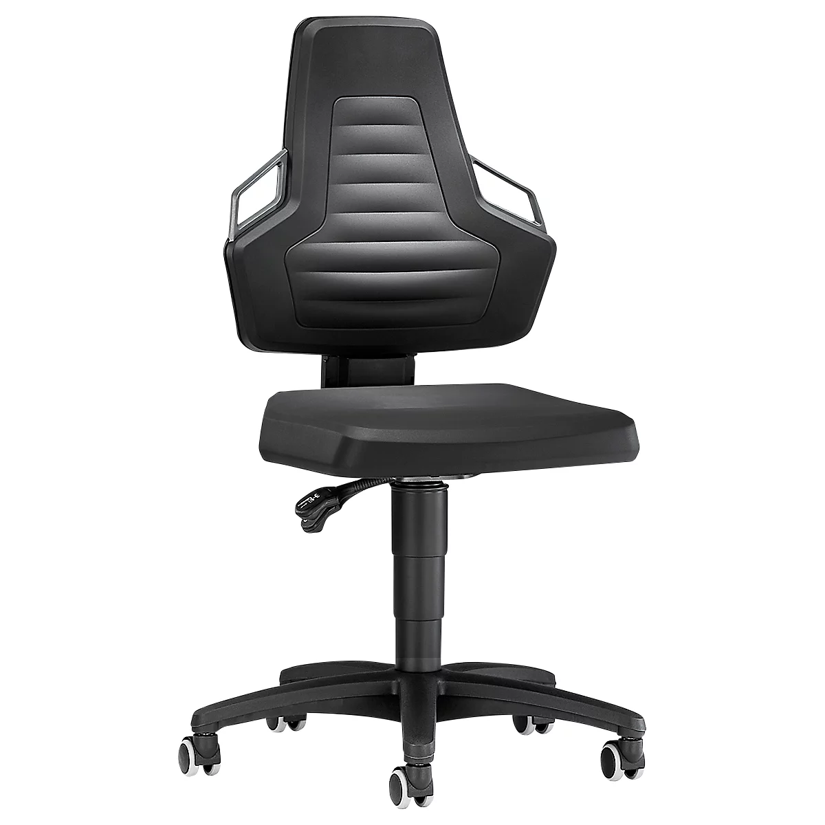 Silla de oficina negra, de forma ergonómica. Respaldo alto, reposabrazos y pies con ruedas.