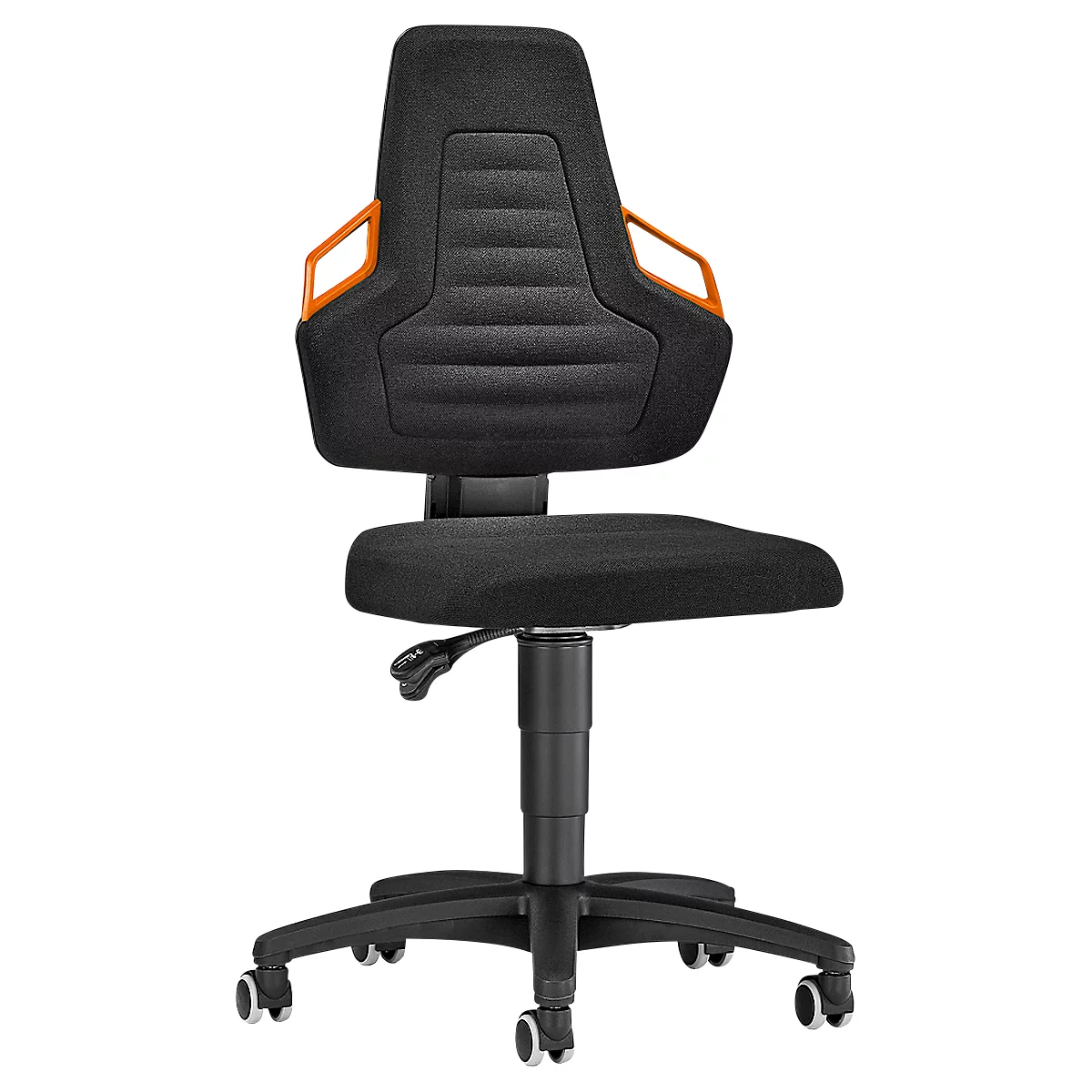 Silla de oficina negra con elementos naranjas. La silla tiene ruedas, respaldo alto y asiento.