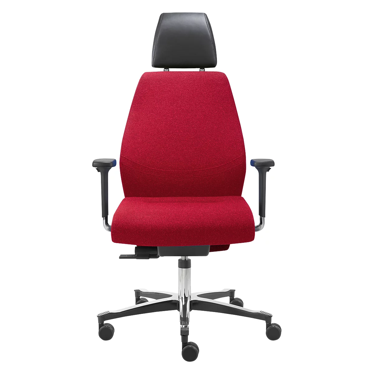 Silla de oficina con tela roja, reposacabezas y reposabrazos negros sobre un marco plateado.