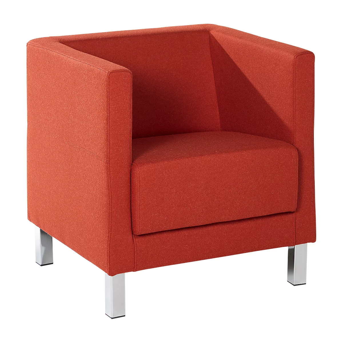 Sillón rojo con forma cuadrada, patas de metal claro y reposabrazos.