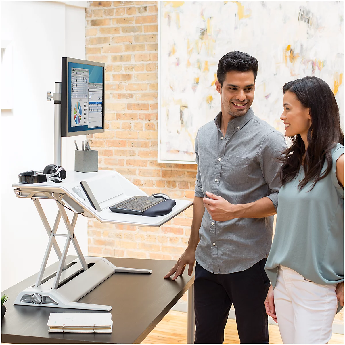 Sitz-Steh Workstation Fellowes Lotus™ DX, Monitorplattform & Tastaturablage, Ladestation & 2 x USB, höhenverstellbar, Microban®-Beschichtung, weiß