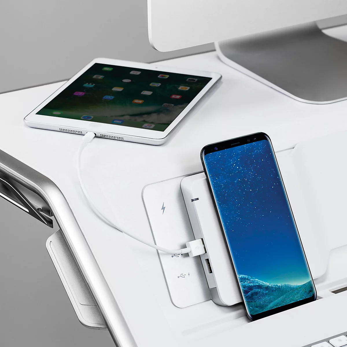 Sitz-Steh Workstation Fellowes Lotus™ DX, Monitorplattform & Tastaturablage, Ladestation & 2 x USB, höhenverstellbar, Microban®-Beschichtung, weiß