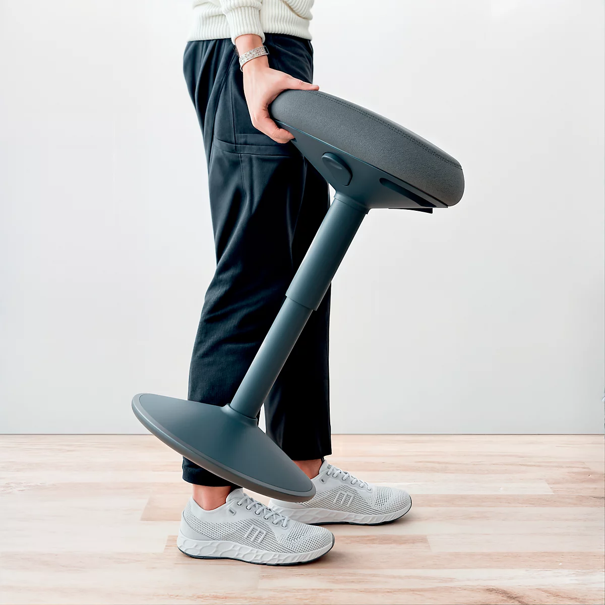 Sitz-/Stehhilfe Leitz Ergo Active, ergonomisch, höhenverstellbar, dreieckiger Komfortsitz, Schaumpolsterung, Tragegriff, bis 100 kg, dunkelgrau