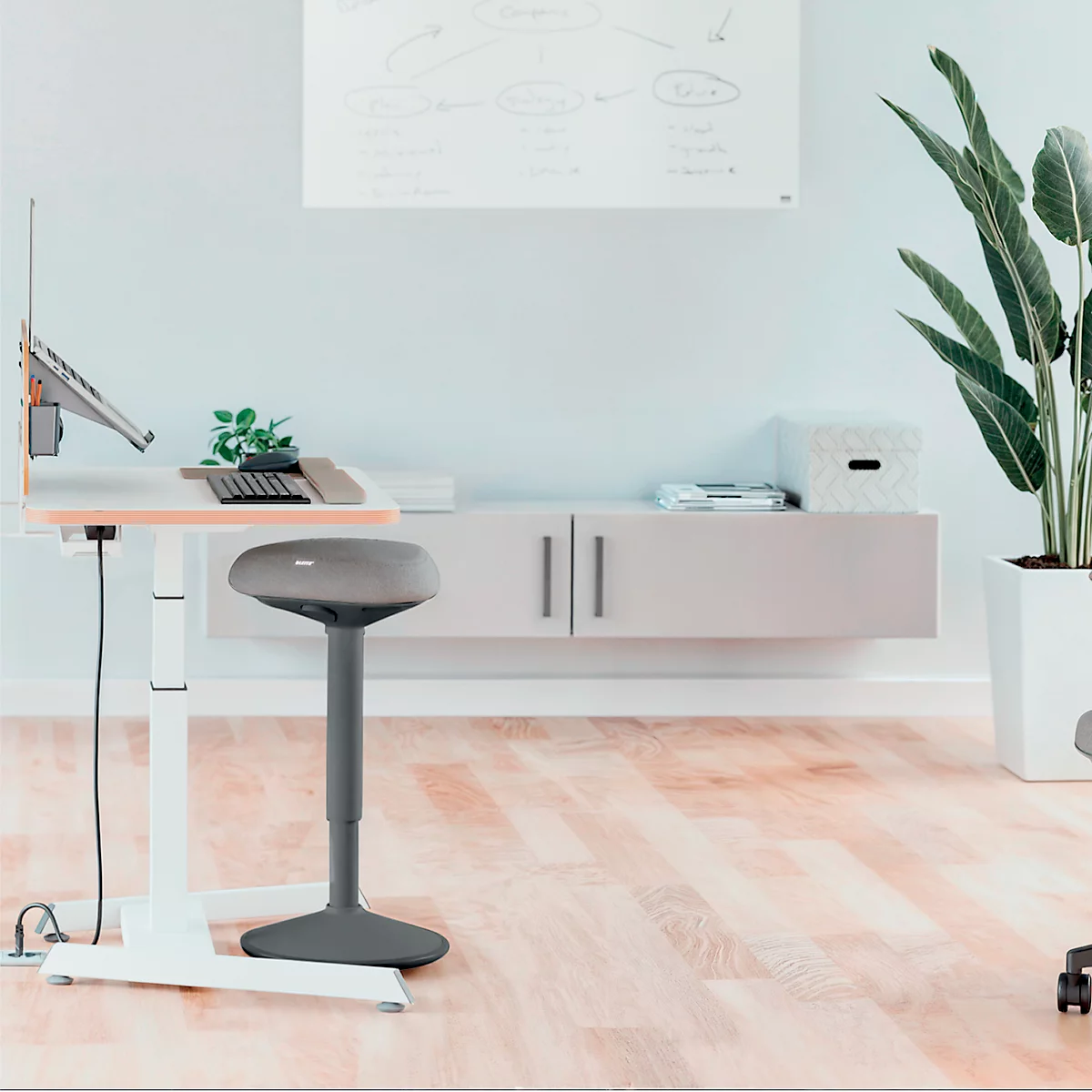 Sitz-/Stehhilfe Leitz Ergo Active, ergonomisch, höhenverstellbar, dreieckiger Komfortsitz, Schaumpolsterung, Tragegriff, bis 100 kg, dunkelgrau