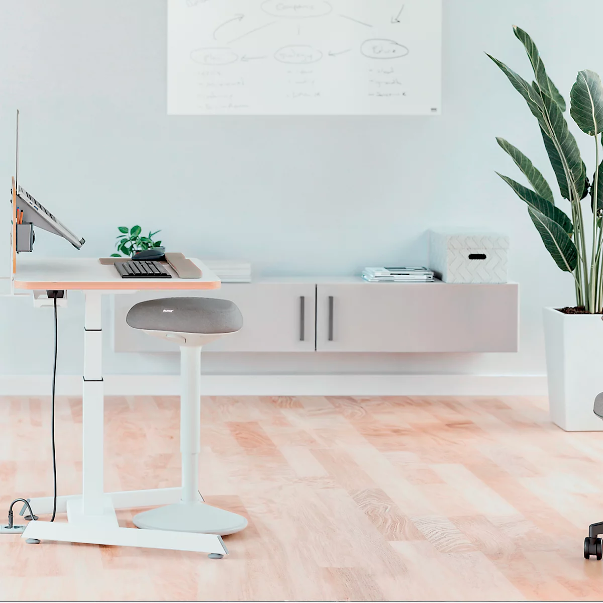 Sitz-/Stehhilfe Leitz Ergo Active, ergonomisch, höhenverstellbar, dreieckiger Komfortsitz, Schaumpolsterung, Tragegriff, bis 100 kg, hellgrau