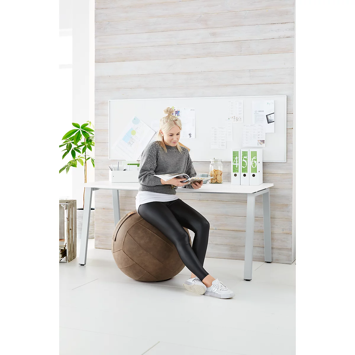 Sitzball FRANKIE, Lederimitat in Vintage-Optik, PVC-Innenball, Trageschlaufe, braun