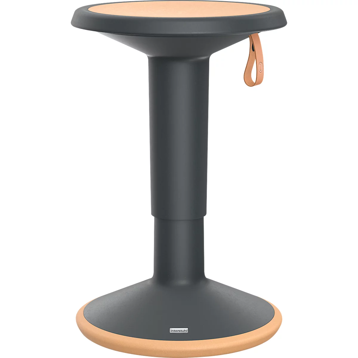 Grauer Stehhocker, beige Sitzfläche und Holzring am Fuß, Lederlasche.
