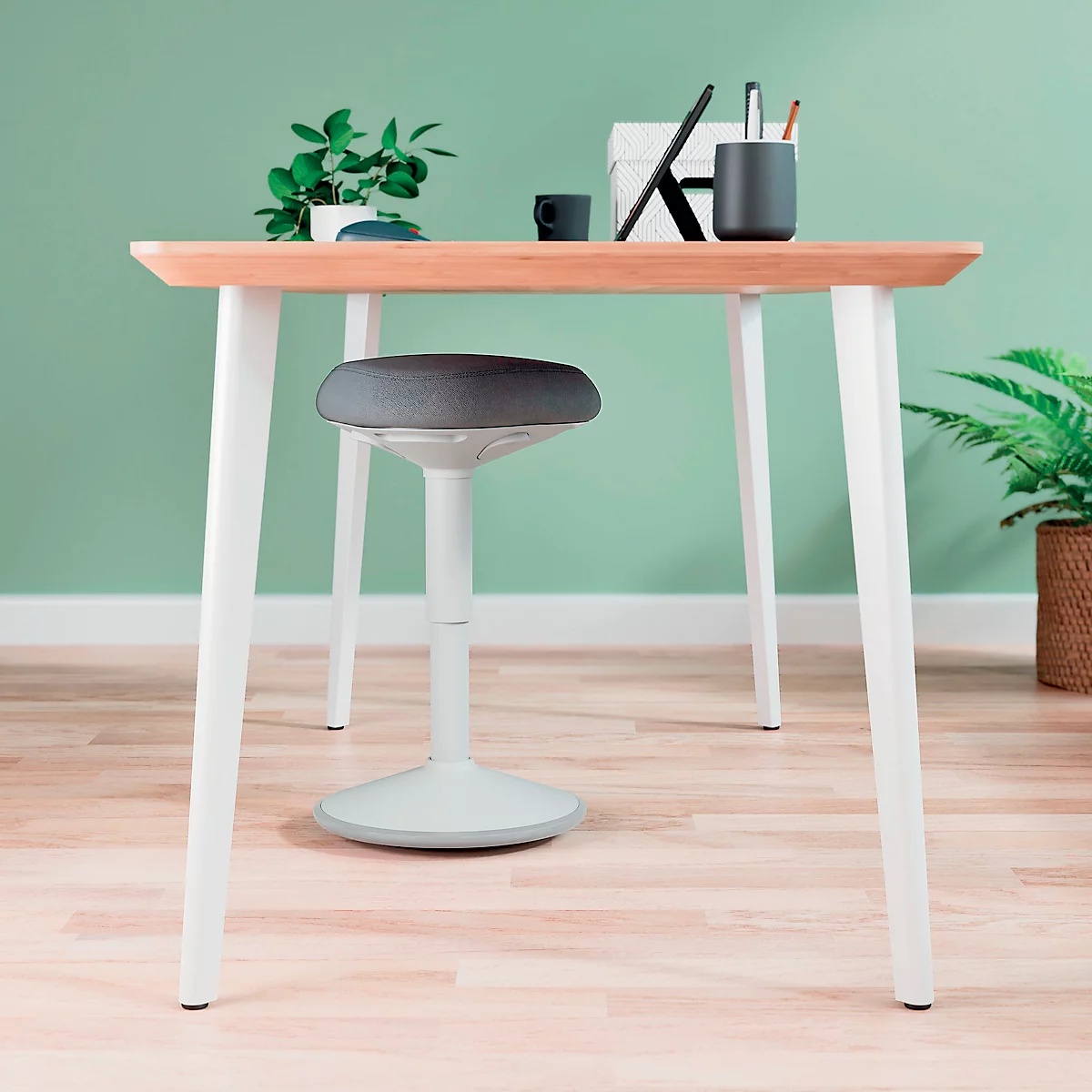 Sitzhocker Leitz Ergo Active, ergonomisch, höhenverstellbar, dreieckiger Komfortsitz, Schaumpolsterung, Tragegriff, bis 100 kg, hellgrau