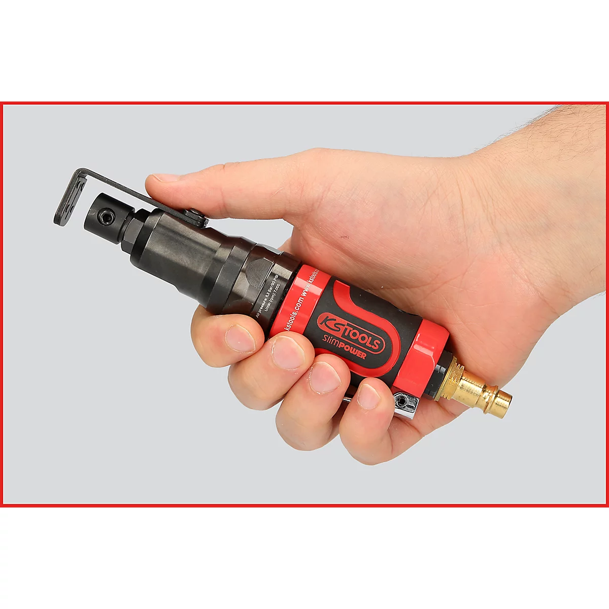 Eine Hand hält einen roten und schwarzen Winkelschleifer mit der Aufschrift "KS TOOLS".