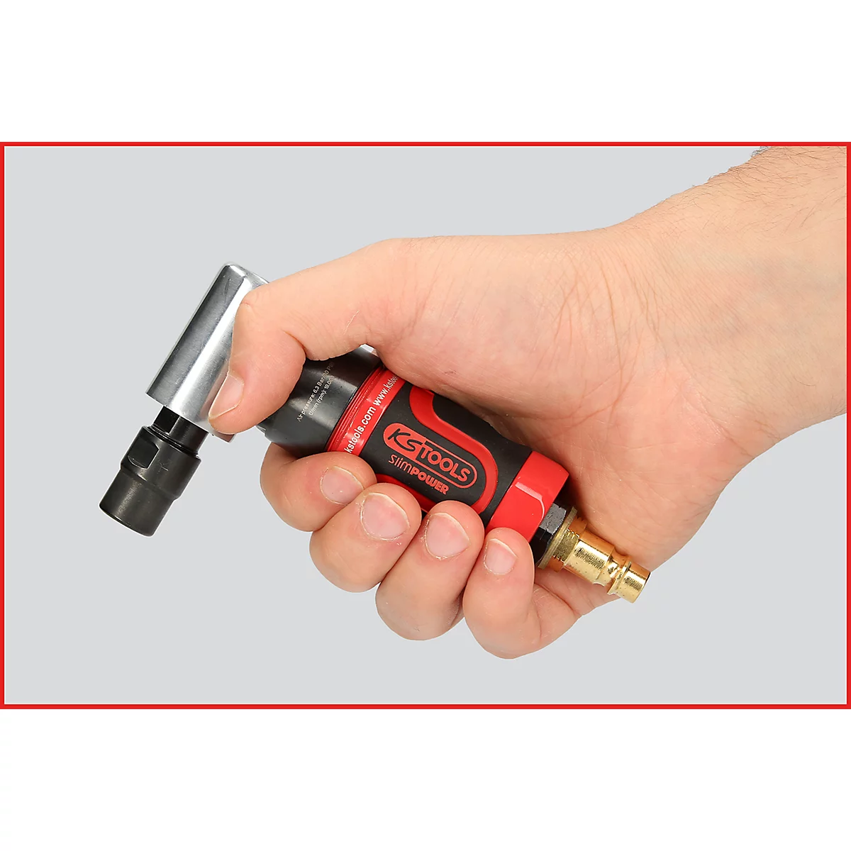 Person hält einen schwarzen und roten Druckluftschleifer von KS Tools. Das Gerät ist in der Hand sichtbar.
