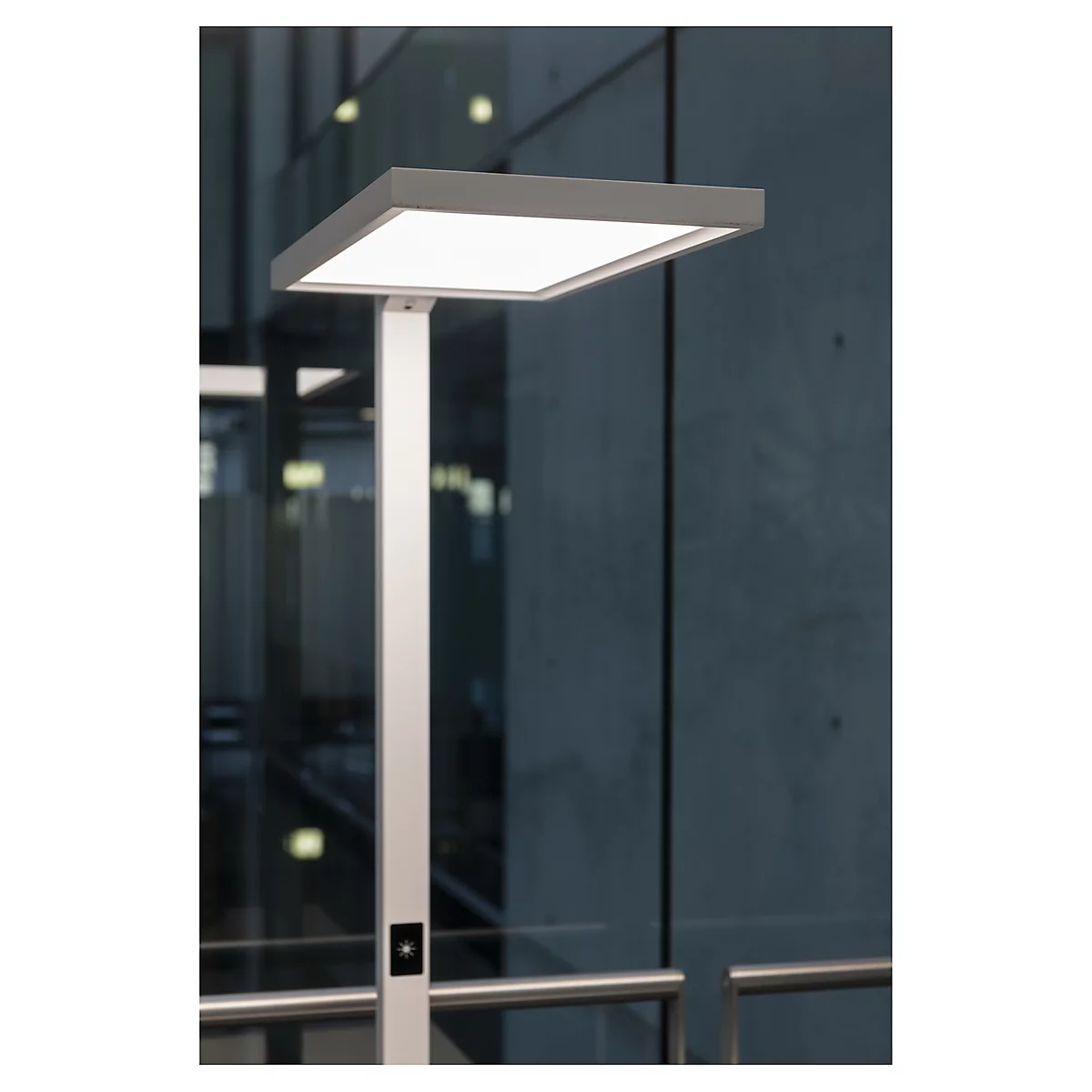 Moderne Stehlampe mit quadratischem, hellem Lampenschirm.