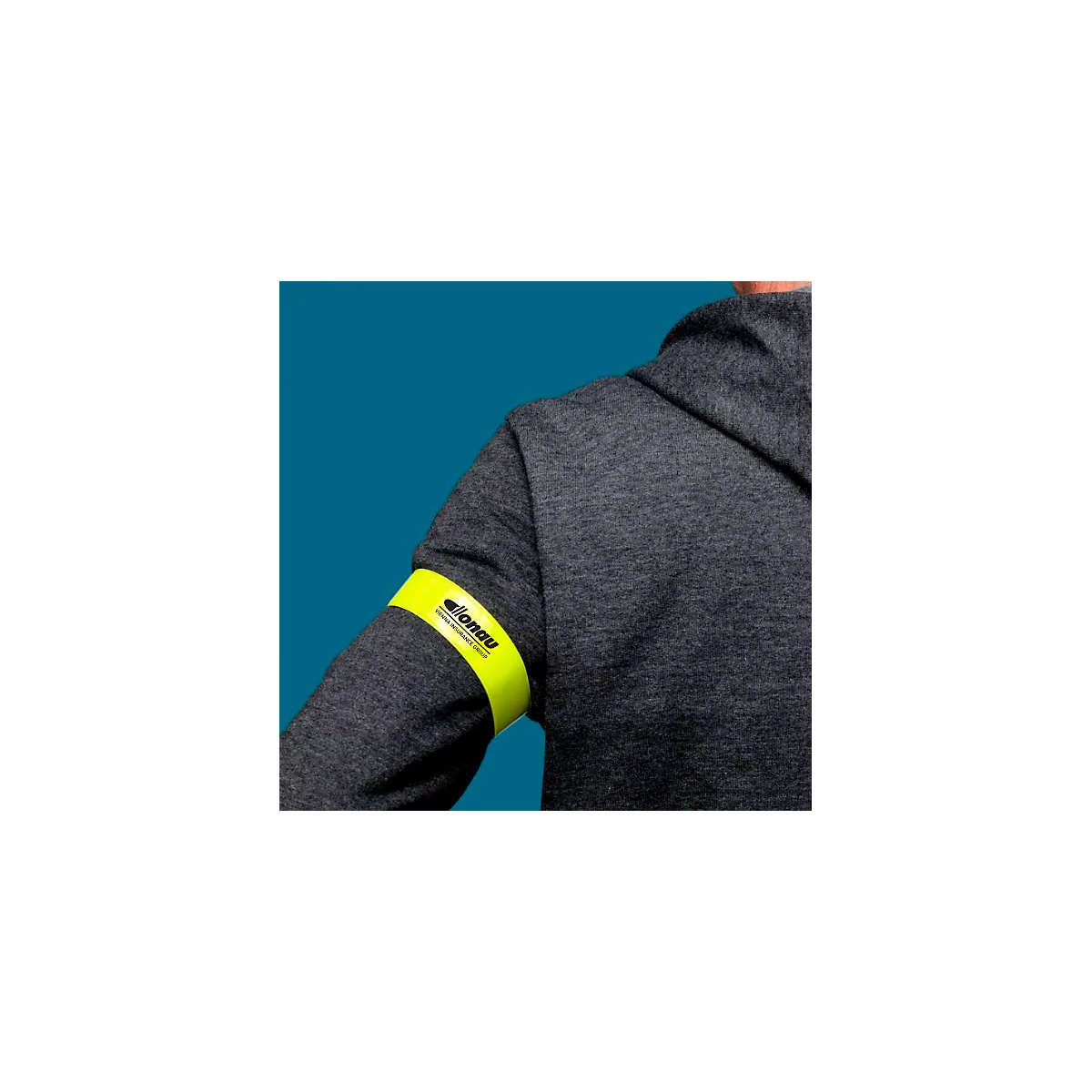 Person trägt einen grauen Hoodie. Am Arm ist eine gelbe Armbinde mit dem Logo "allonau" zu sehen.
