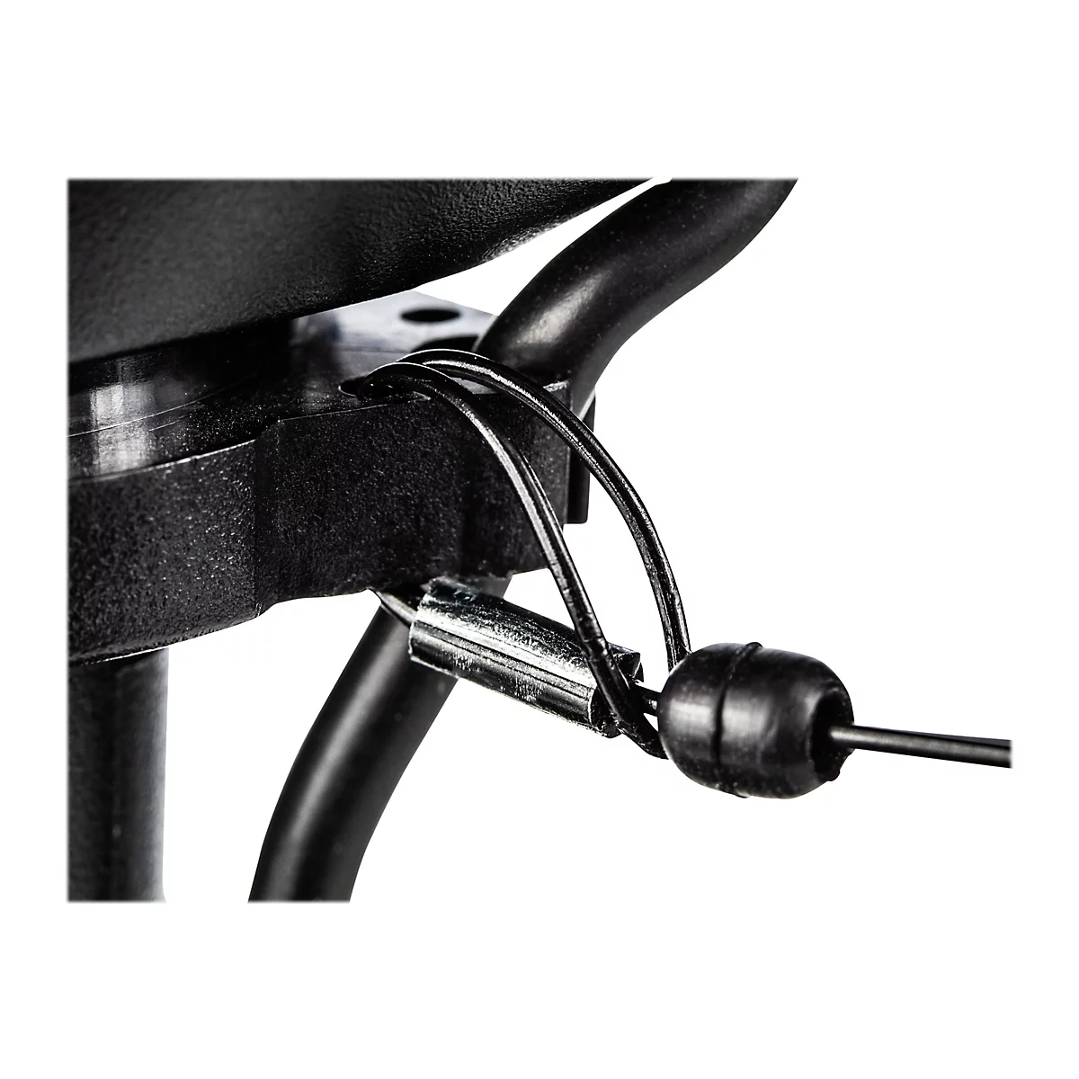 Nahaufnahme eines schwarzen Metallteils mit silberfarbenem Draht und einem schwarzen Gummiteil.