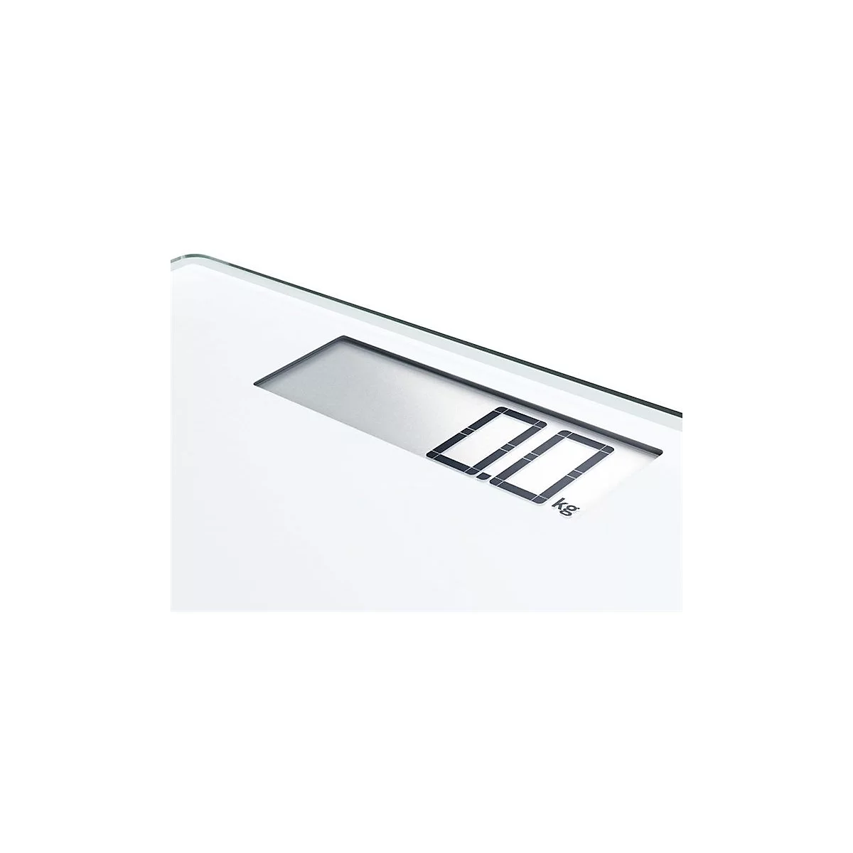 Nahaufnahme des digitalen Displays einer weißen Personenwaage, das 0,0 kg anzeigt.