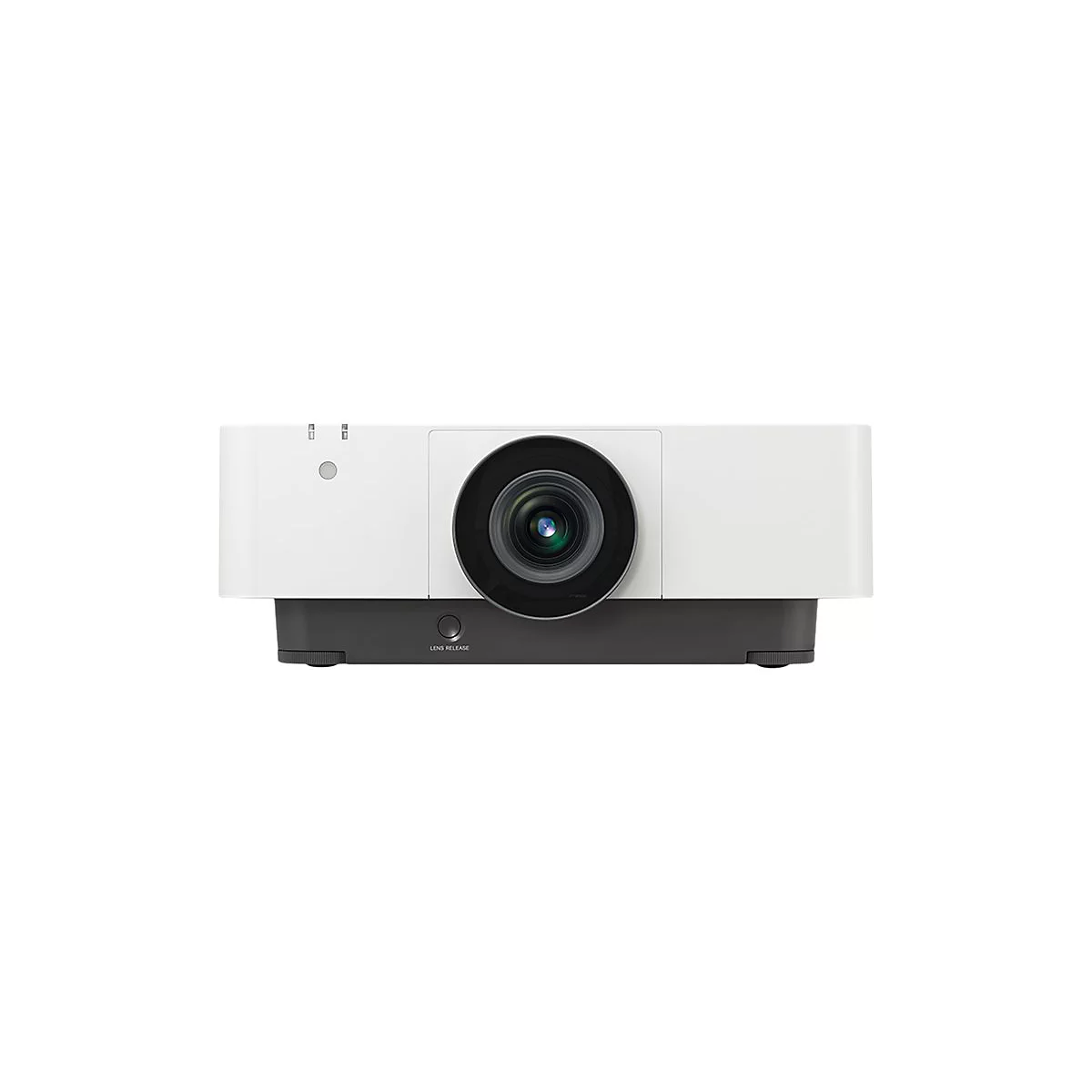 Ein weiÃŸer Projektor mit groÃŸem Objektiv, schwarzem Sockel und Bedienfeld. Auf der Unterseite steht LENS RELEASE.