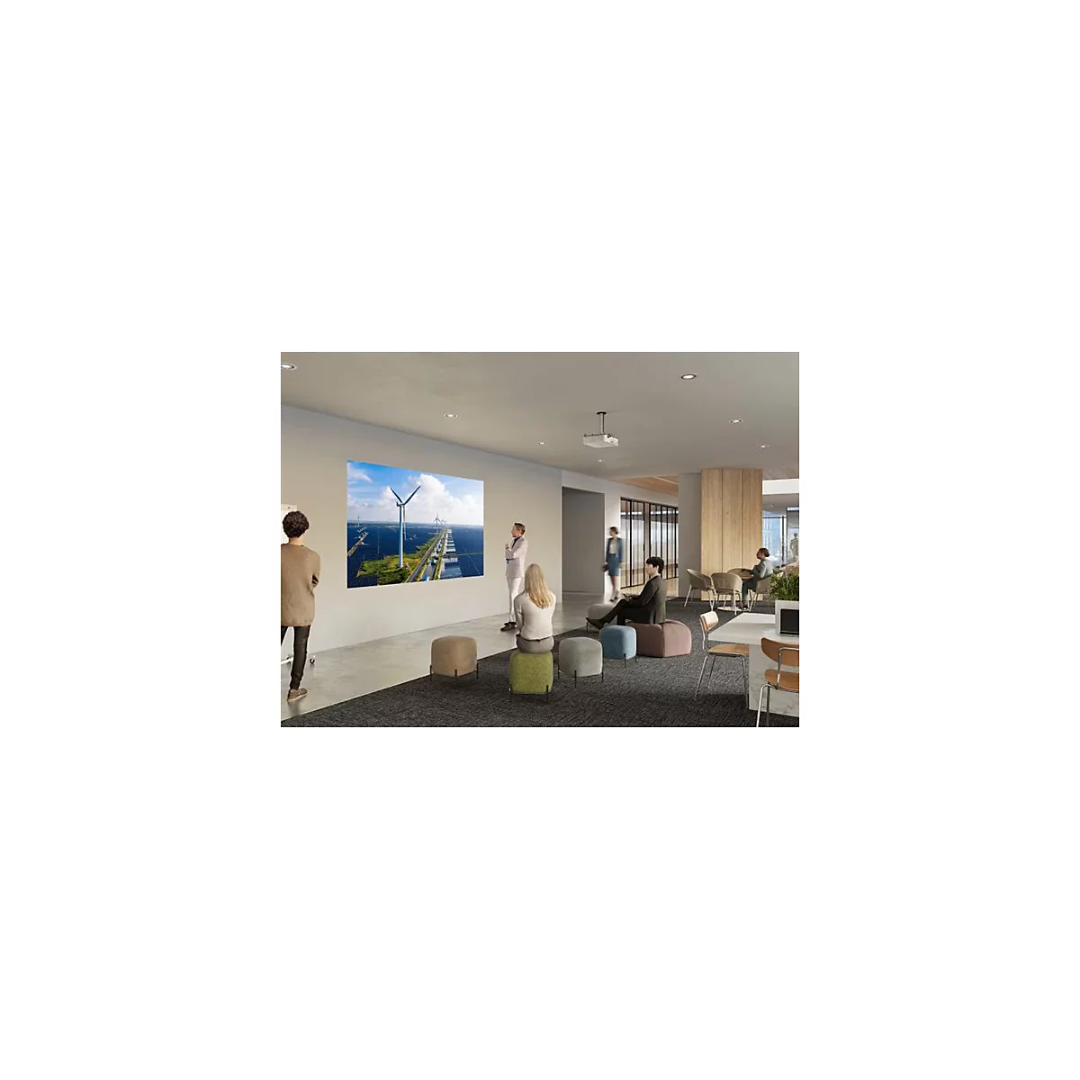 In einem modernen Büro wird ein Bild von Windrädern und Solarmodulen projiziert. Menschen stehen davor.