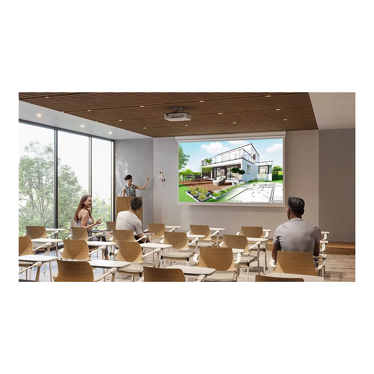 In einem Hörsaal hält eine Person einen Vortrag über ein Hausprojekt. Auf der Leinwand ein Hausentwurf.