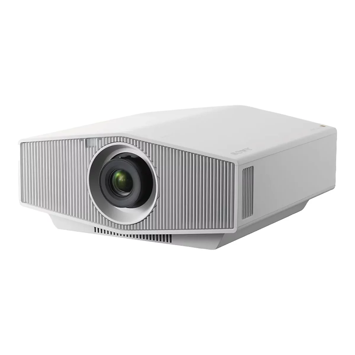 Weißer Projektor von Sony, mit Objektiv im Fokus. Vorne Lüftungsschlitze und geriffelte Seiten.