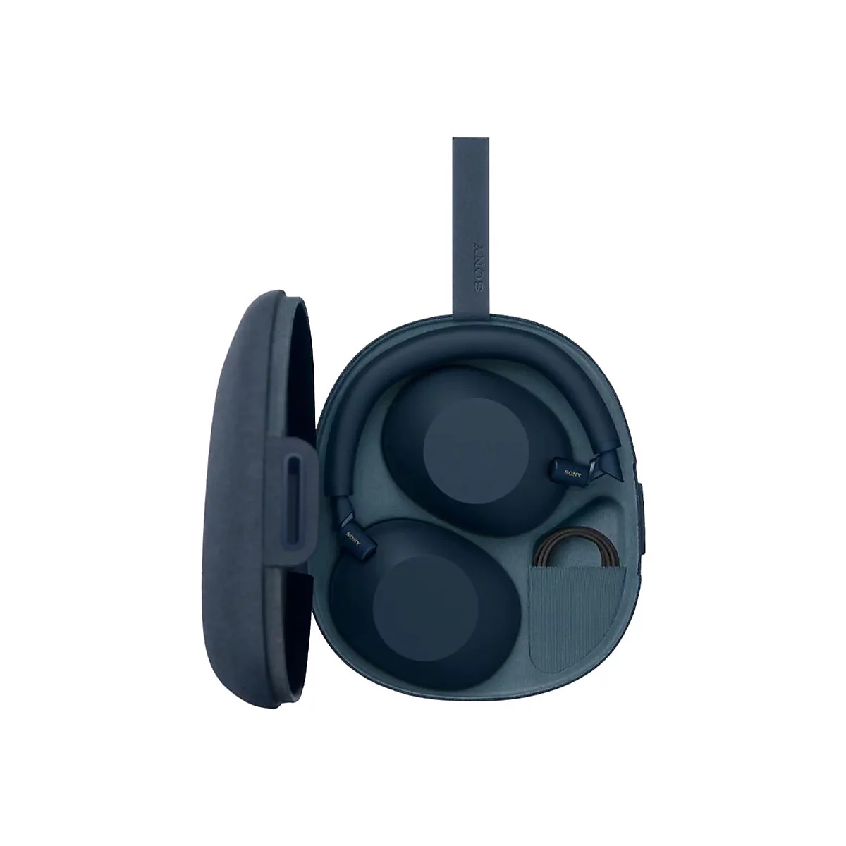 Dunkelblaue Kopfhörer in passender Hülle. Die Hülle ist geöffnet, daneben liegt das faltbare Headset. Kabel in der Tasche.