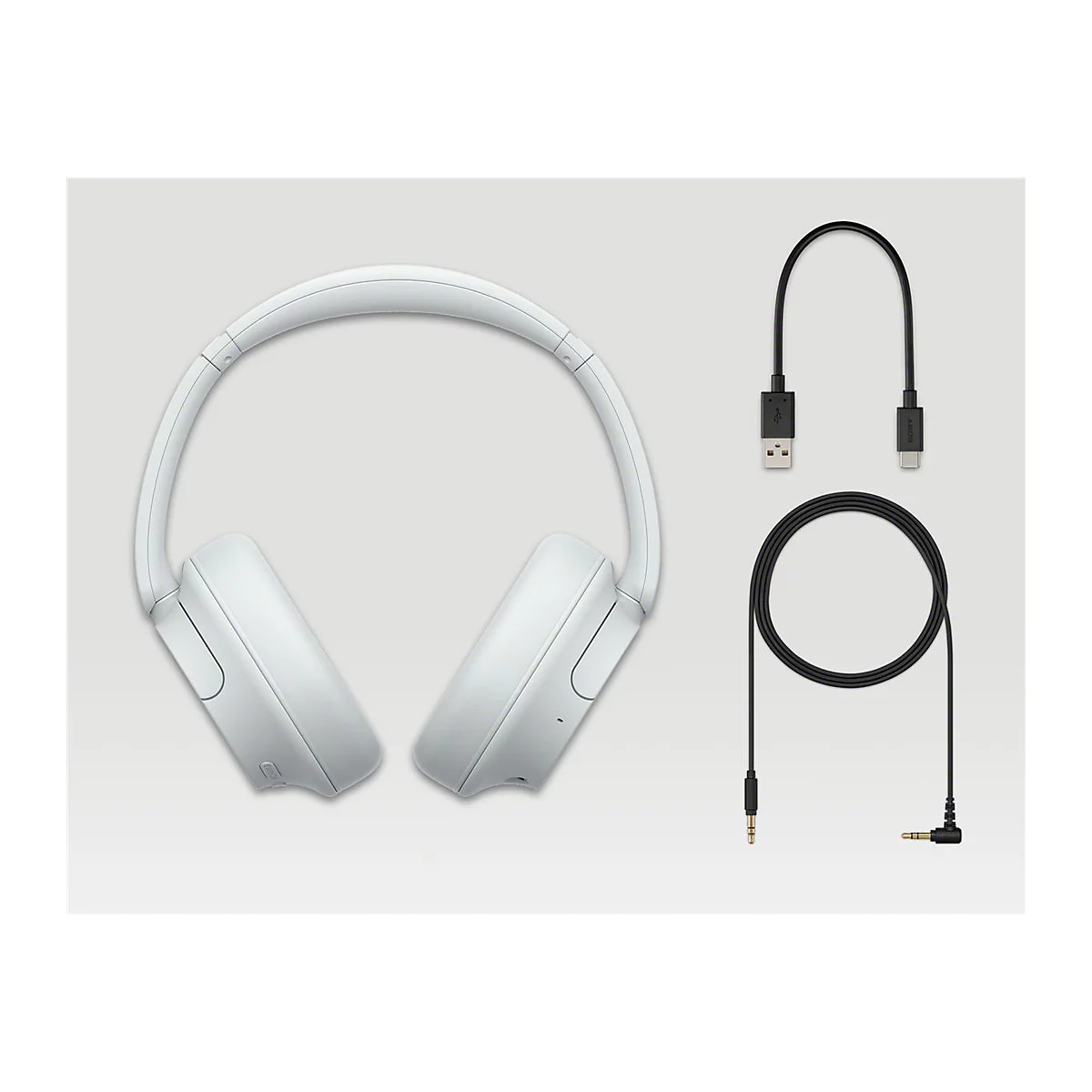 Weißer Kopfhörer, USB-C-Kabel, USB-A-Kabel und Klinkenkabel auf hellem Hintergrund.
