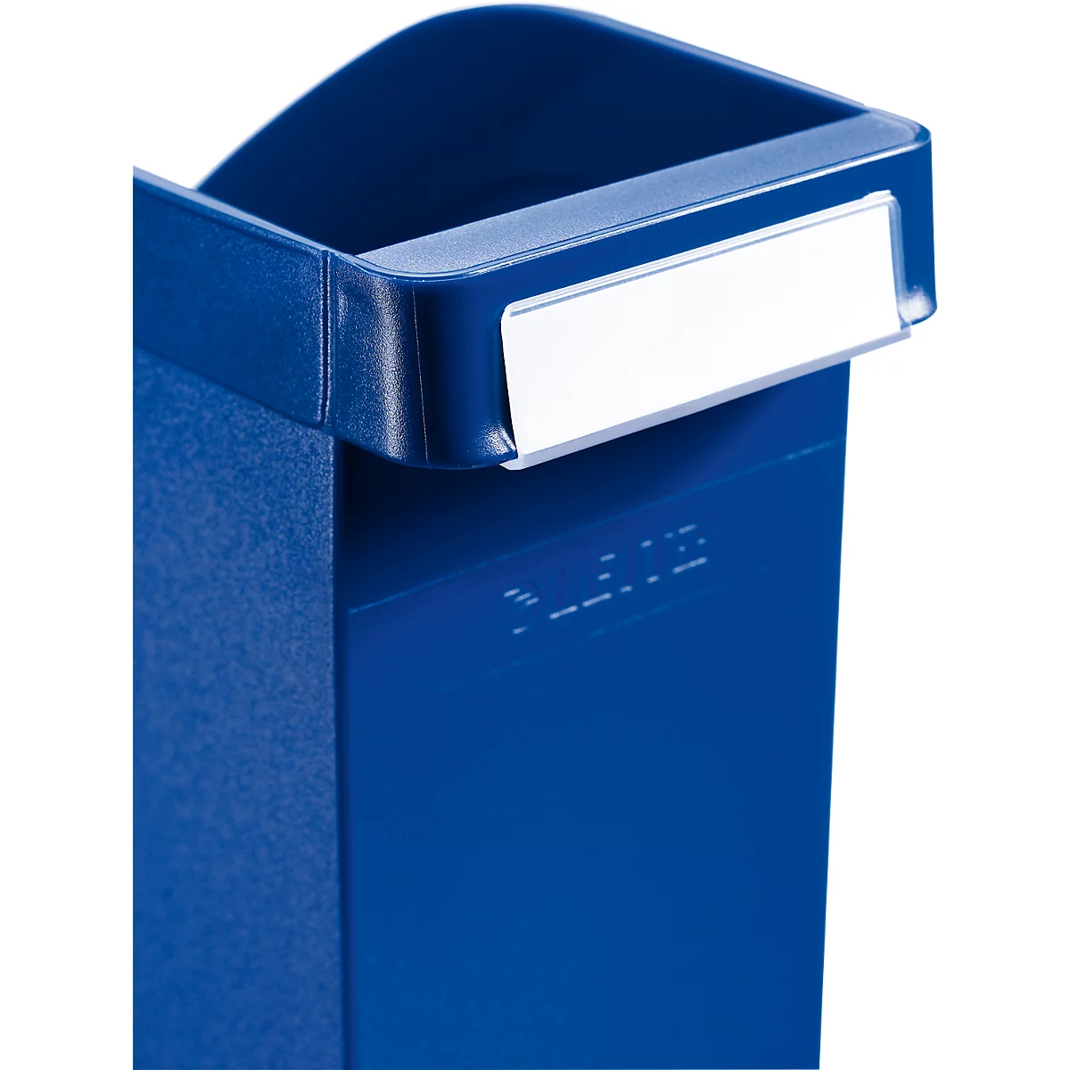Papelera azul con placa de identificación blanca. Borde superior redondeado, cuerpo rectangular.