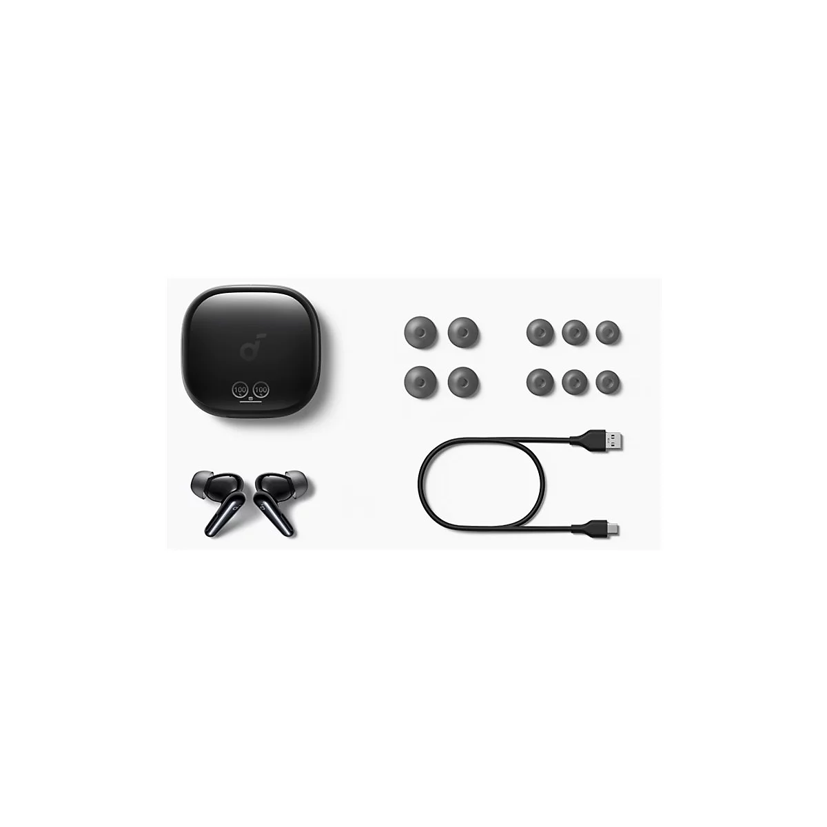 Schwarze In-Ear-KopfhÃ¶rer, Ladekoffer, OhrstÃ¶psel und Ladekabel auf weiÃŸem Hintergrund.
