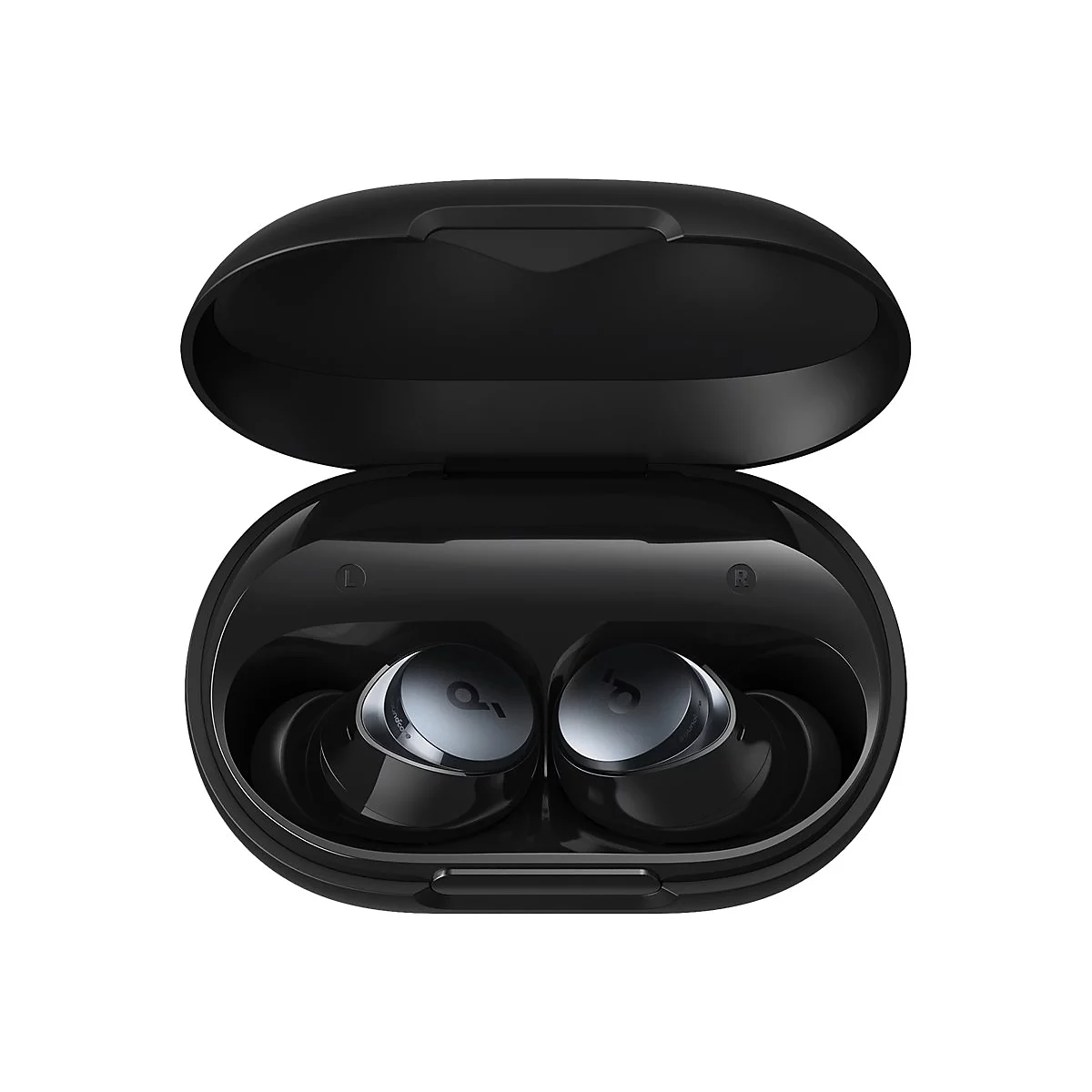 Schwarze Ohrhörer in einer geöffneten Ladebox mit silbernen Akzenten. Die Ohrhörer haben das Logo "Soundcore".