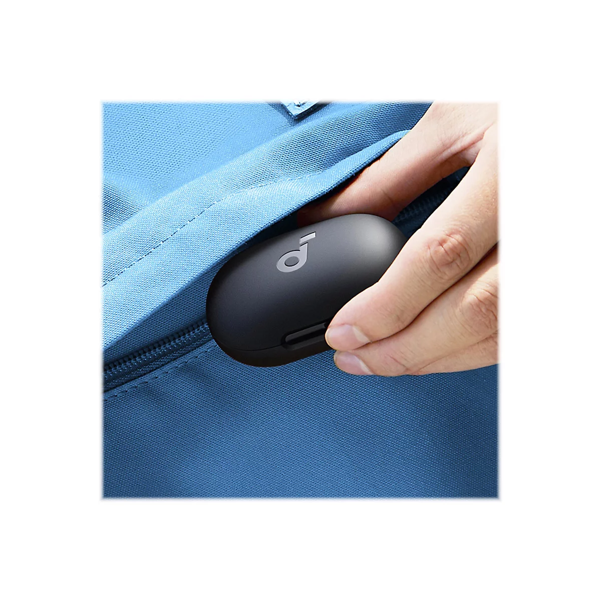 Schwarzes Case mit Kopfhörern in einer Tasche. Das Case mit Logo liegt in einer Hand, umgeben von blauem Stoff.