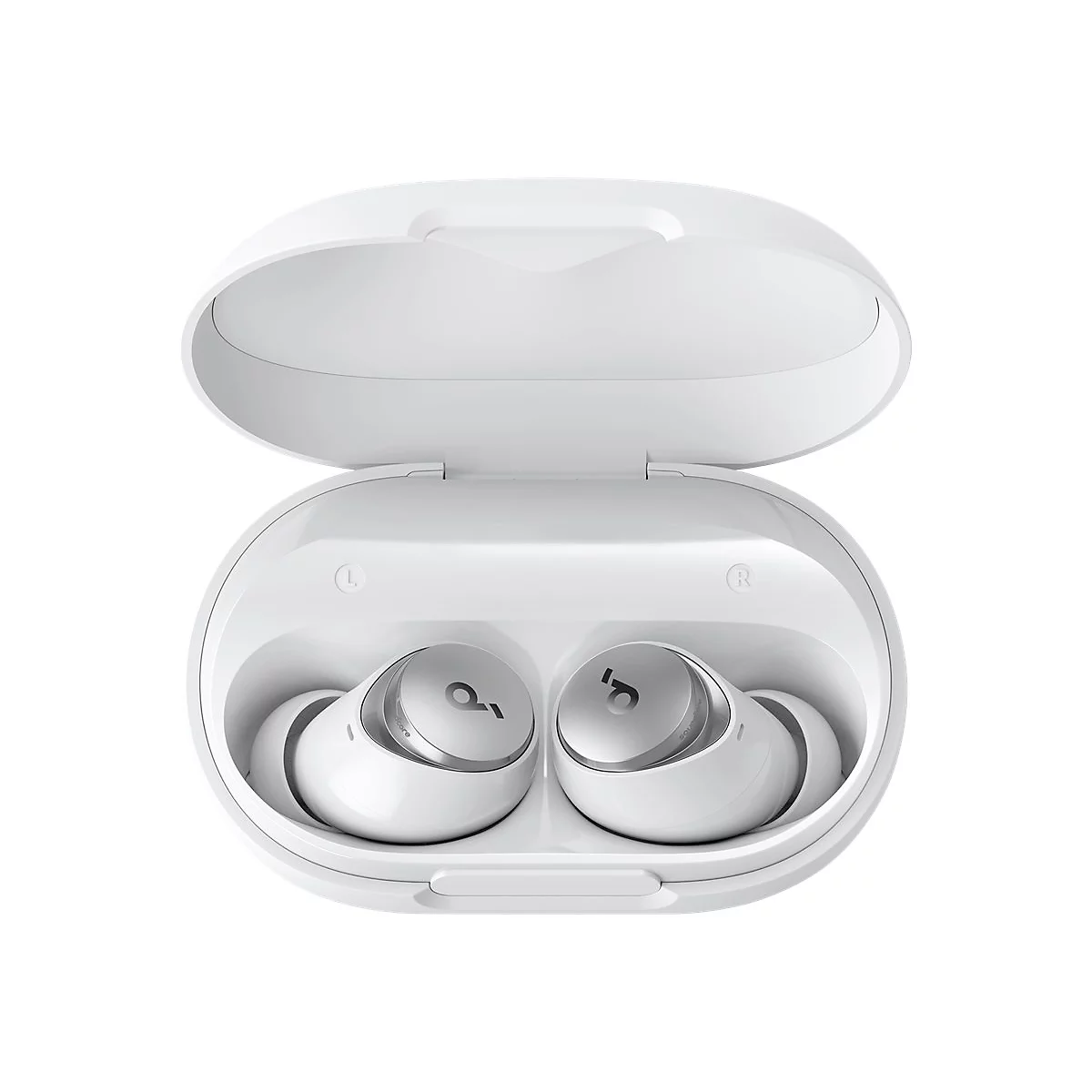 Weißes Ladecase, geöffnet, mit zwei weißen Ohrhörern; das Ladecase hat die Beschriftung L und R.