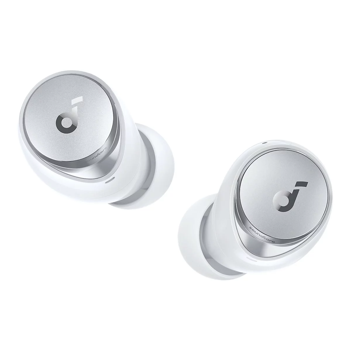 Zwei weiße Soundcore In-Ear-Kopfhörer mit silbernen Akzenten, auf weißem Hintergrund.