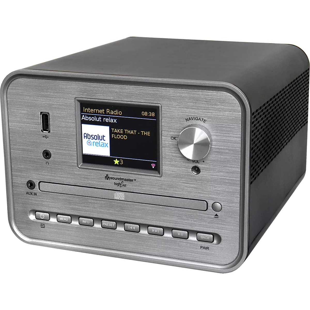 Radio Soundmaster argenté avec écran, lecteur CD et bouton rotatif. L'écran affiche : Internet Radio, Absolut relax, Take That - The Flood.