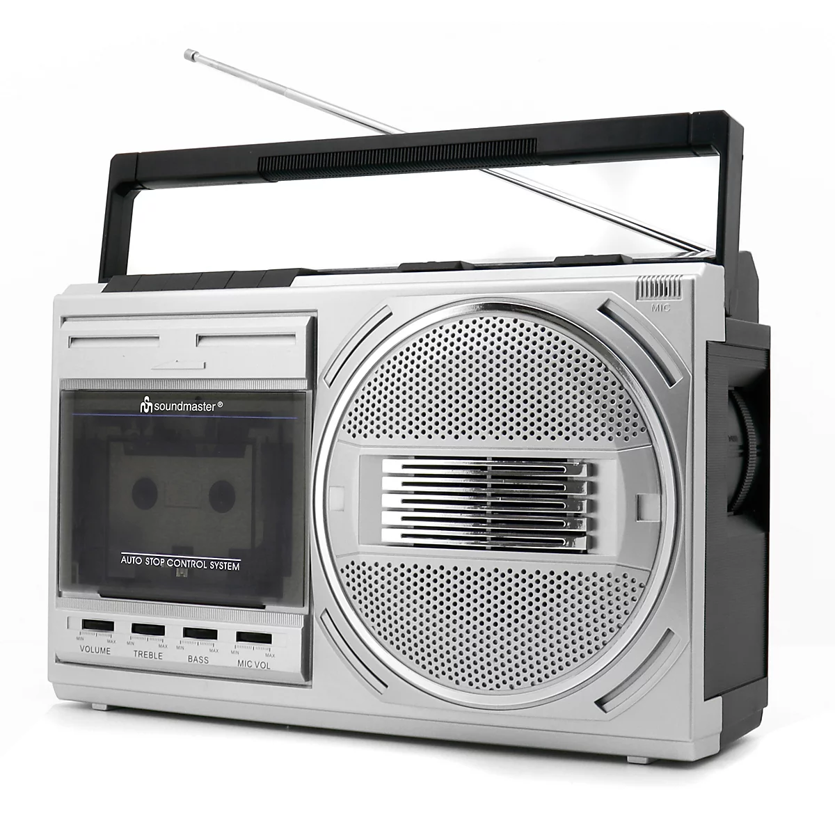 Boombox argenté avec lecteur de cassettes et antenne télescopique.