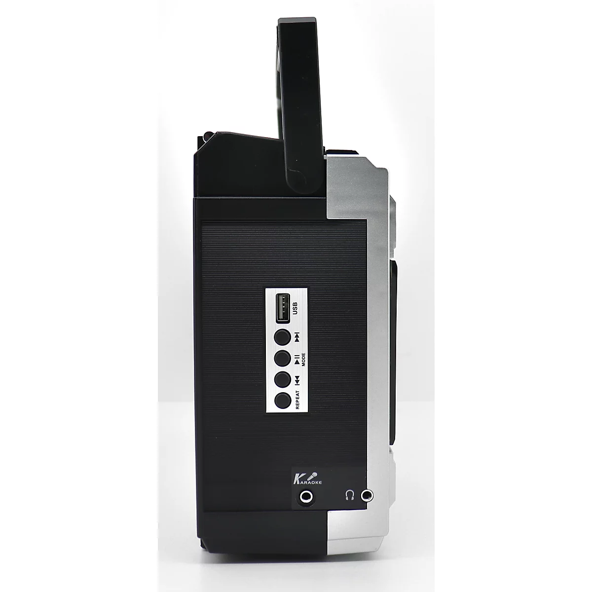 Haut-parleur portable noir, vue détaillée. Accents argentés, boutons de commande et ports.