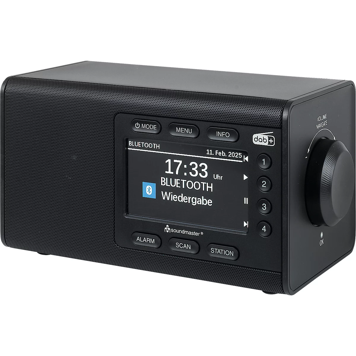 Radio DAB+ noir avec écran affichant l'heure, Bluetooth et la lecture. Boutons de commande, contrôle du volume et touches de station sont présents.