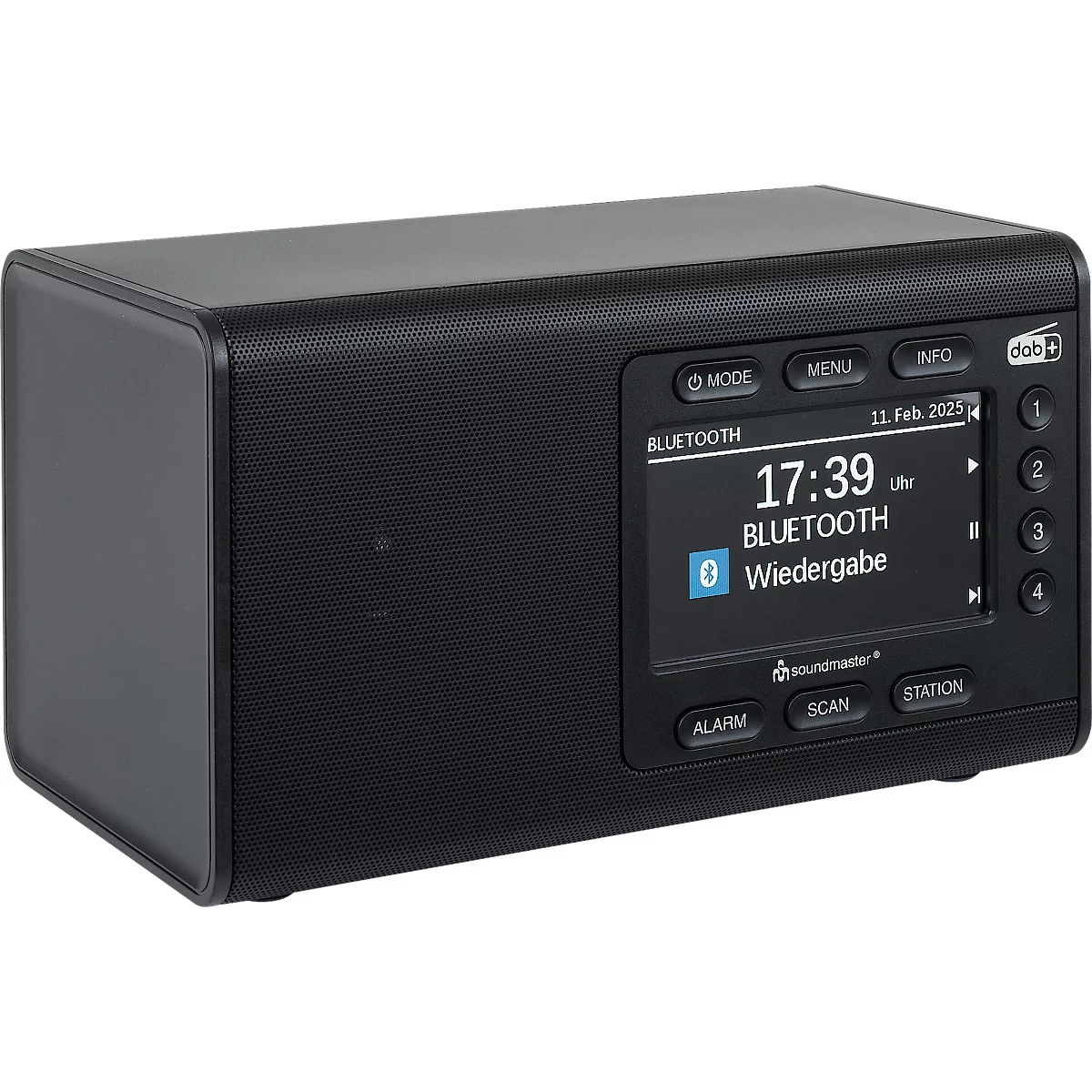 Radio numérique noire avec écran, affichant l'heure, le Bluetooth et la date. Plusieurs boutons pour l'utilisation. Inscription : soundmaster.