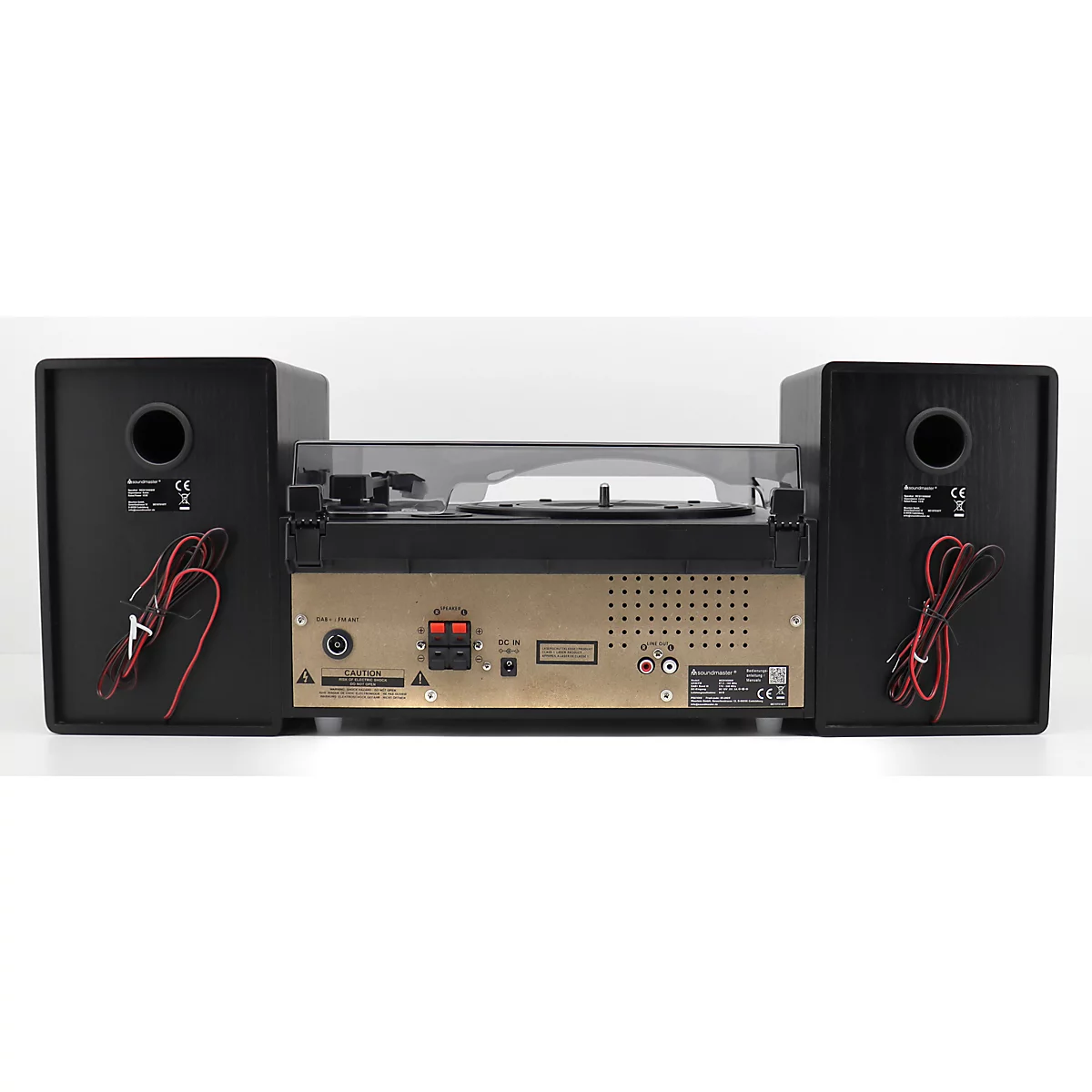 Nahaufnahme einer Stereoanlage mit Plattenspieler und Lautsprechern. Die Rückseite der Anlage zeigt Anschlüsse.