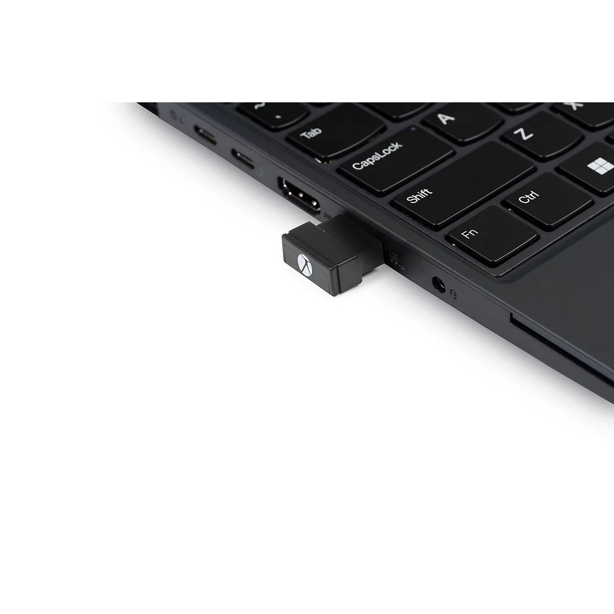 Clé USB noire branchée sur un ordinateur portable. La clé affiche un symbole blanc.