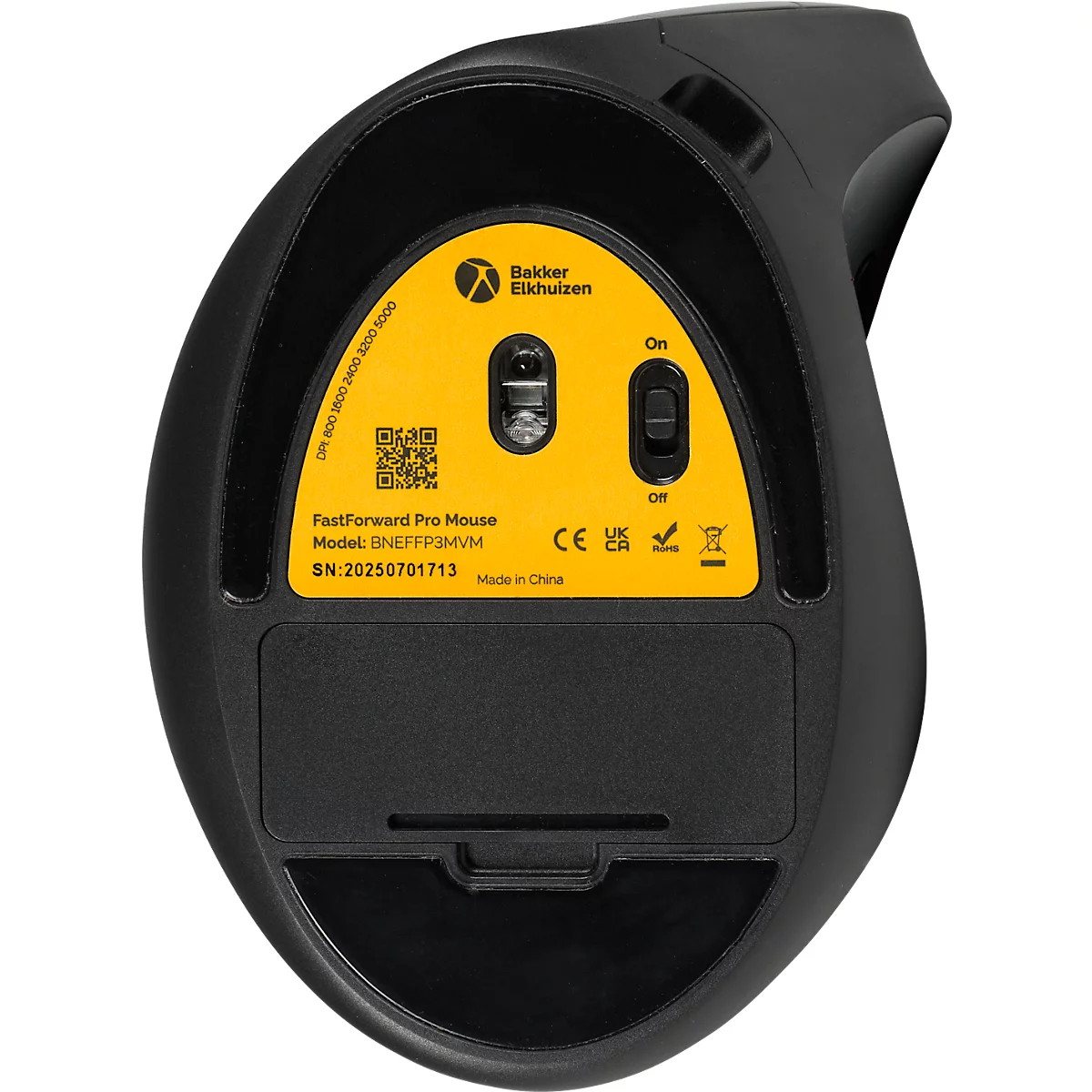 Gros plan du dessous d'une souris ergonomique noire. Insert jaune avec informations du fabricant et interrupteur.