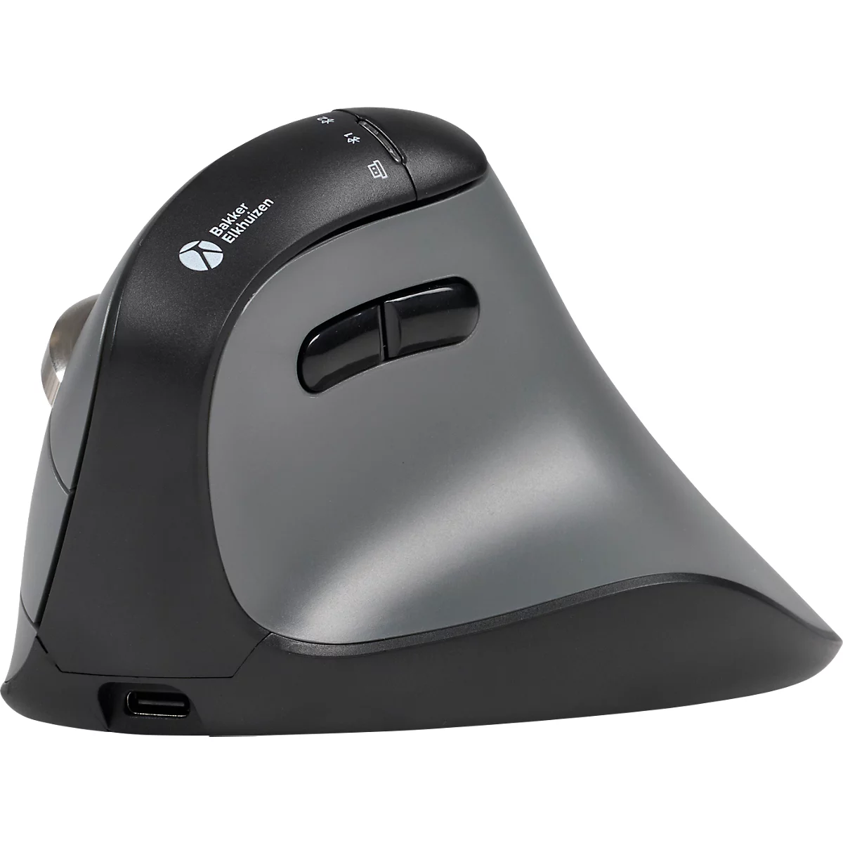 Souris ergonomique grise et noire. Il y a des boutons et une molette de défilement sur le dessus. En bas, un port USB.