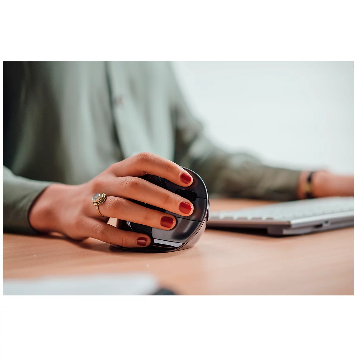Souris verticale Evoluent D wireless small BakkerElkhuizen, ergonomique, USB, 5 boutons mollette de défilement incluse, chromé