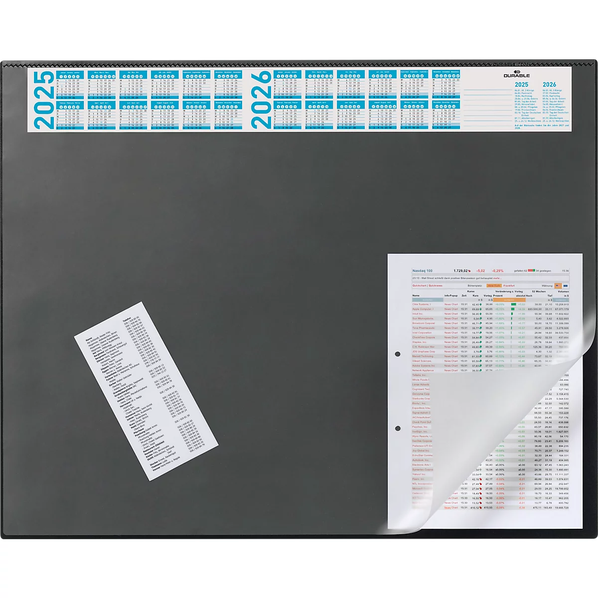 Tableau noir avec calendrier 2025-2026, documents papier. Une feuille est en train d'être dévoilée, montrant des tableaux. Des feuilles volantes sont également sur le tableau.