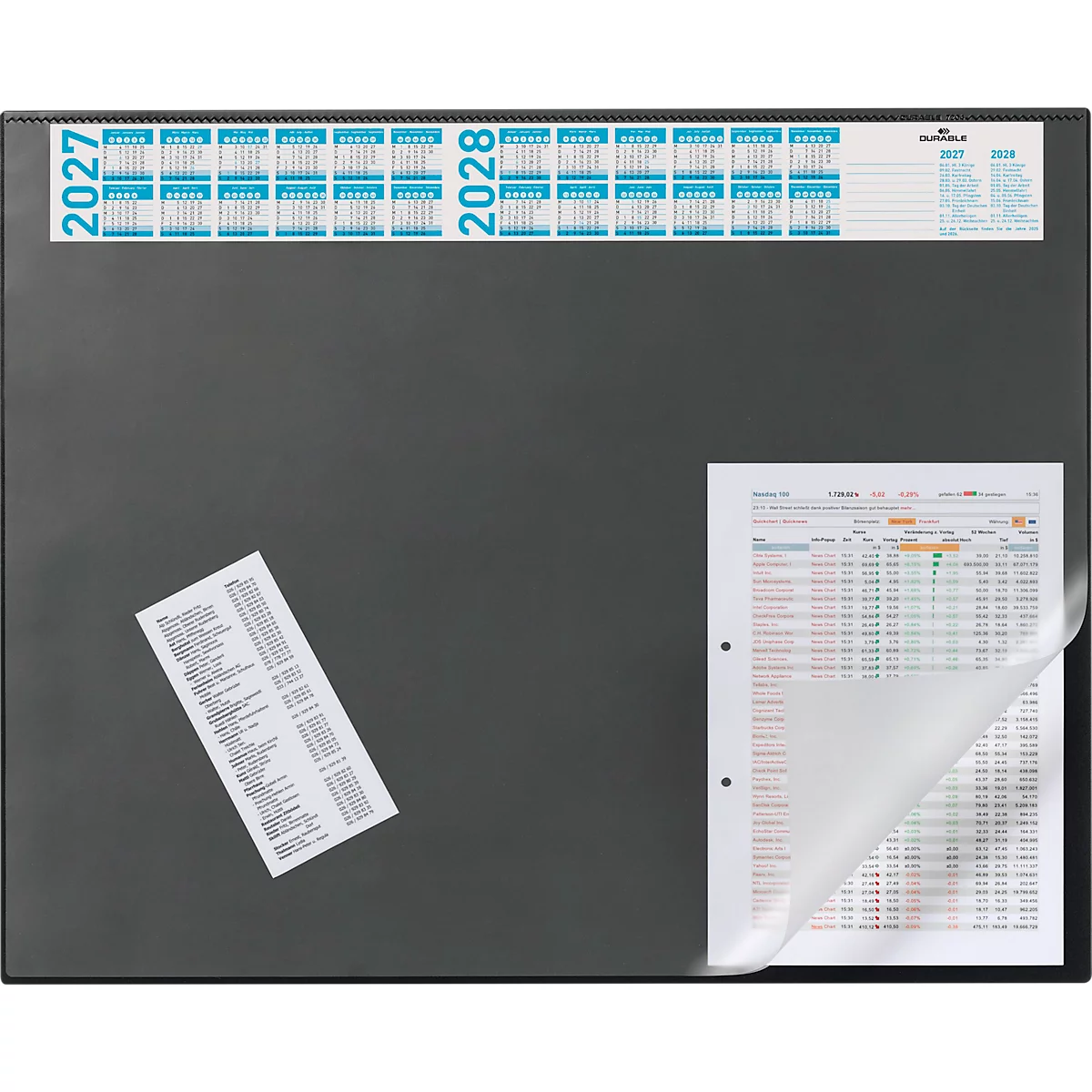Tableau mémo noir avec un calendrier pour 2027 et 2028, un bout de papier et une feuille de calcul.