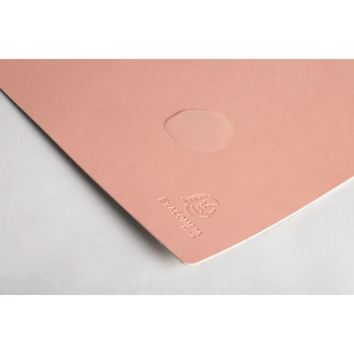 Dessin de contour d'appareil photo gris sur fond blanc.