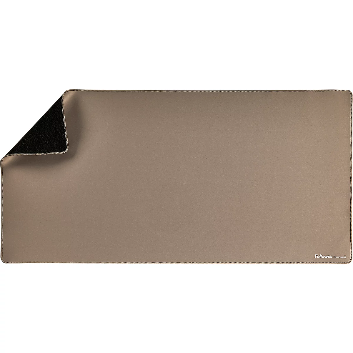 Tapis de bureau rectangulaire marron avec des coins arrondis. Le coin supérieur gauche est plié, révélant un dessous noir.